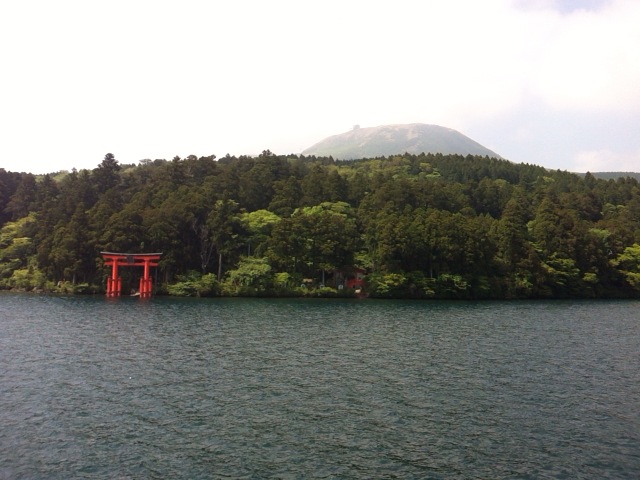 箱根海賊船から見た箱根神社と二子山
