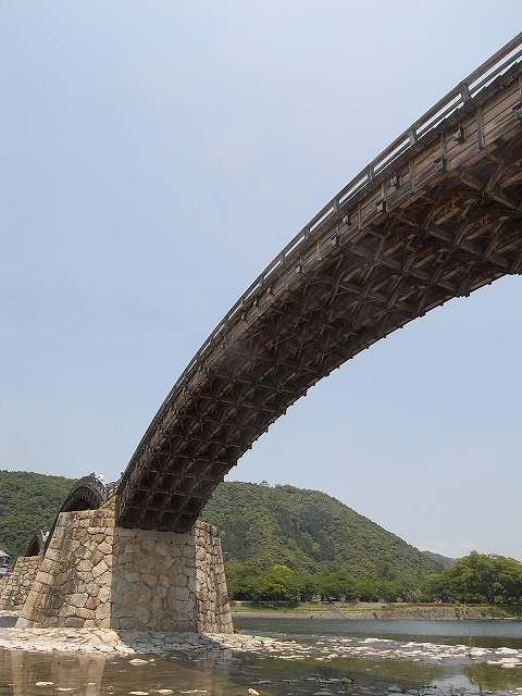 下から見た錦帯橋