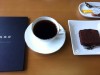 メニュー本とコーヒー、パウンドケーキ